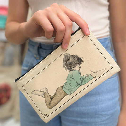 קלמר עם איור של ילדה מציירת, מוחזק ביד